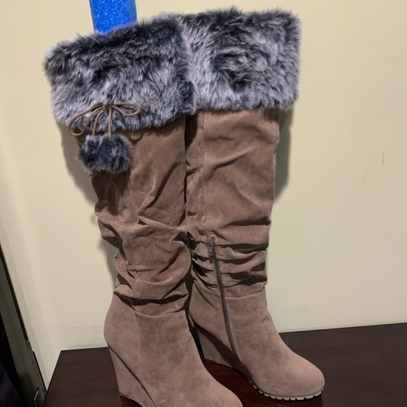 BRAND NEW Linda Faux Fur Wedge 9.5 - Picture 2 of 3